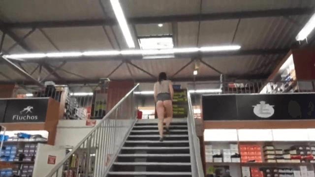 Elle exhibe son cul dans les escaliers d&rsquo;un grand magasin